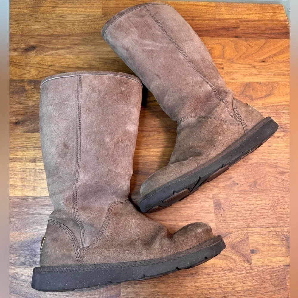 Ugg Boots Style 1890 Mid Calf Suede Sheepskin Brown Size 6 FLAW